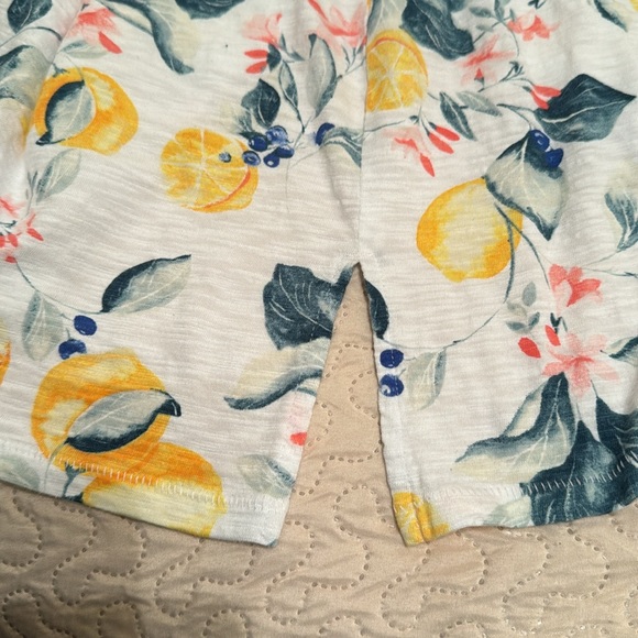 Chico’s V Neck Shirt with Lemon Print Size 0 - Picture 8 of 12